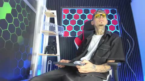 Max online show from March 26, 3:12 am