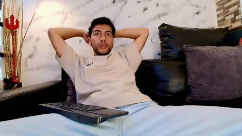 Snapshot of max_hornye chatting on February 21, 7:26 pm Max Hornye online show from February 21, 7:26 pm