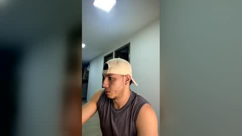 max_valiant1 online show from April 19, 2:33 am