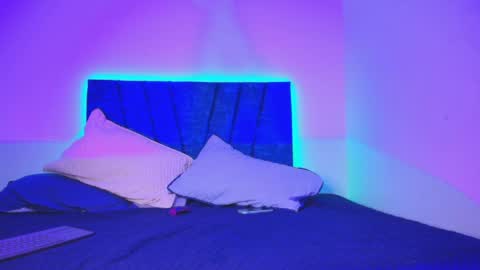 Snapshot of maxi_and_evan chatting on March 17, 4:06 am maxi_and_evan online show from March 17, 4:06 am