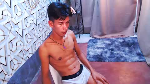 Snapshot of maxiebunny99 chatting on February 9, 2:18 pm Reyn online show from February 9, 2:18 pm