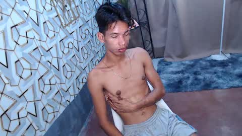 Snapshot of maxiebunny99 chatting on February 14, 12:25 pm Reyn online show from February 14, 12:25 pm