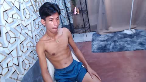 Snapshot of maxiebunny99 chatting on February 21, 2:27 pm Reyn online show from February 21, 2:27 pm