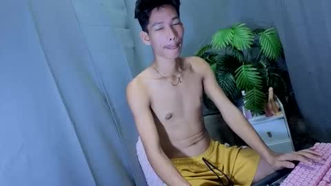 Snapshot of maxiebunny99 chatting on October 14, 5:08 am Reyn online show from October 14, 5:08 am