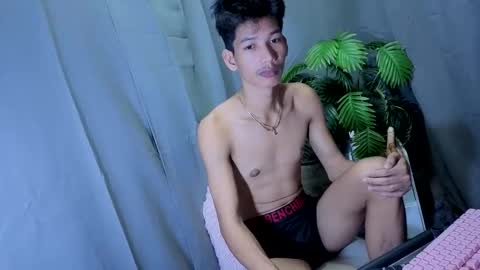 Snapshot of maxiebunny99 chatting on October 16, 6:36 am Reyn online show from October 16, 6:36 am