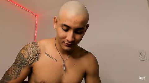 Snapshot of maximo004 chatting on January 17, 11:30 pm Maximo online show from January 17, 11:30 pm