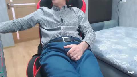 maximus3334 online show from April 15, 11:28 am