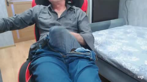 Snapshot of maximus3334 chatting on April 25, 1:41 pm maximus3334 online show from April 25, 1:41 pm