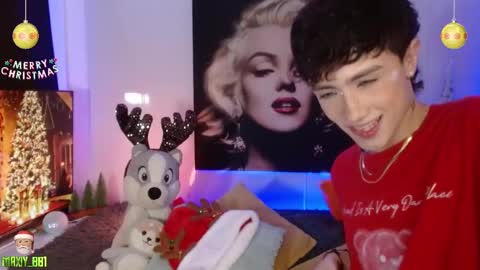 Snapshot of maxiy_001 chatting on December 3, 11:01 am Max online show from December 3, 11:01 am