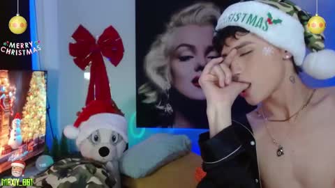 Snapshot of maxiy_001 chatting on December 20, 9:21 am Max online show from December 20, 9:21 am
