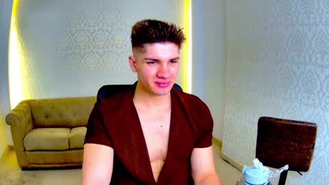 Snapshot of maxkaiden chatting on February 27, 6:02 am MaxKaiden online show from February 27, 6:02 am