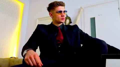 MaxKaiden online show from April 18, 5:00 am