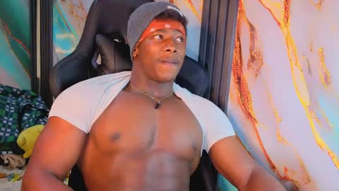 Snapshot of maxmuscle10 chatting on May 11, 7:22 pm Maxmuscle10 online show from May 11, 7:22 pm