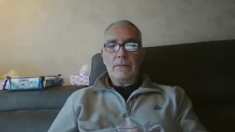 Snapshot of maxou569 chatting on October 6, 6:44 am maxou569 online show from October 6, 6:44 am