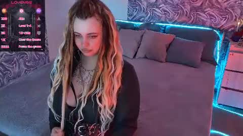 Snapshot of maya_mils chatting on June 20, 1:09 am Maya Mils online show from June 20, 1:09 am