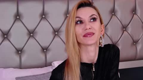 Snapshot of mayahales chatting on February 4, 12:11 pm Maya online show from February 4, 12:11 pm