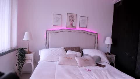 Mayajhons online show from February 15, 2:03 pm