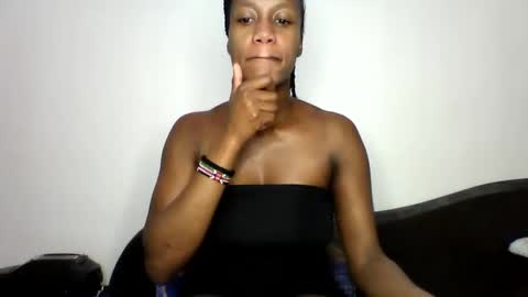 Snapshot of mayasmiley_ chatting on June 10, 7:46 pm prettydoll online show from June 10, 7:46 pm