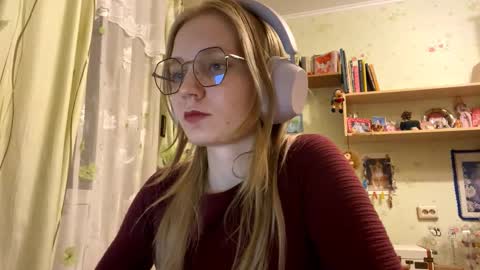 Snapshot of maybelleensminger chatting on September 26, 3:49 pm Lola online show from September 26, 3:49 pm