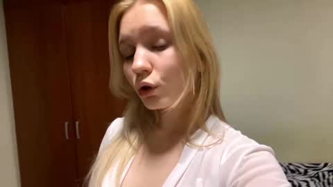 Snapshot of maybelleensminger chatting on October 20, 9:37 pm Lola online show from October 20, 9:37 pm