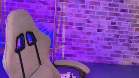 maybloom_ online show from April 15, 2:24 pm