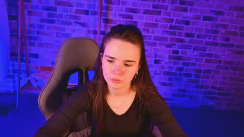 maybloom_ online show from April 18, 10:08 am