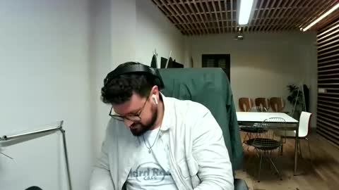 Snapshot of maythe4bwu chatting on December 6, 5:44 pm maythe4bwu online show from December 6, 5:44 pm