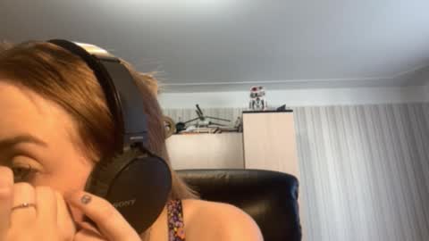 Snapshot of mckenziemoitoza chatting on October 13, 8:14 am Hello Lisa here Help me to make 50 thumbs up 333 online show from October 13, 8:14 am