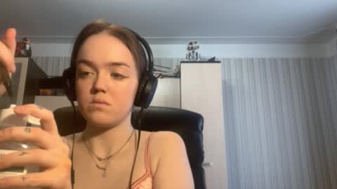 Snapshot of mckenziemoitoza chatting on October 15, 8:36 am Hello Lisa here Help me to make 50 thumbs up 333 online show from October 15, 8:36 am