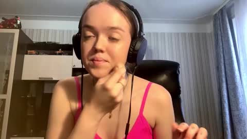 Snapshot of mckenziemoitoza chatting on October 17, 8:39 am Hello Lisa here Help me to make 50 thumbs up 333 online show from October 17, 8:39 am