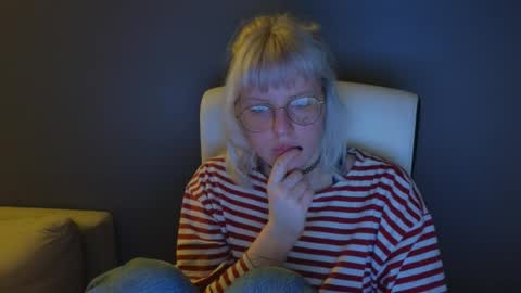 Snapshot of me1roze chatting on May 15, 11:01 pm Roze online show from May 15, 11:01 pm
