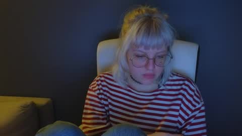 Snapshot of me1roze chatting on May 15, 11:45 pm Roze online show from May 15, 11:45 pm