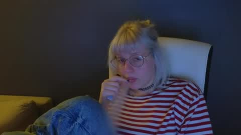 Snapshot of me1roze chatting on May 16, 12:51 am Roze online show from May 16, 12:51 am