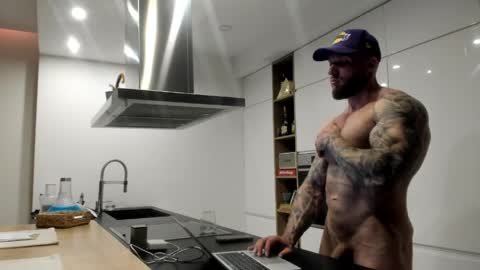 Snapshot of mealphamale chatting on June 7, 9:29 pm Alpha Male online show from June 7, 9:29 pm