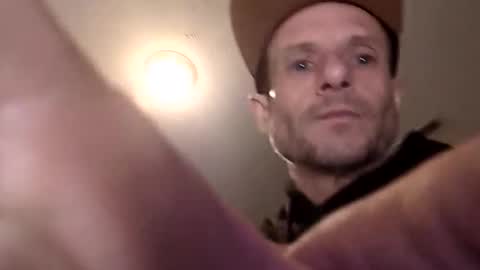Snapshot of meanfinger chatting on March 13, 12:50 am Jizzy online show from March 13, 12:50 am