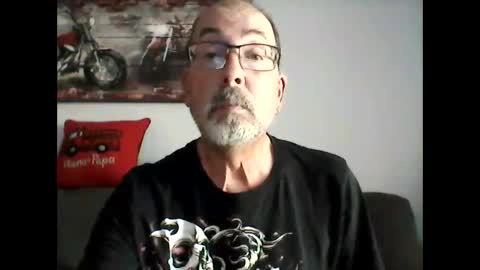 Snapshot of meathome3 chatting on May 26, 9:44 pm me at home online show from May 26, 9:44 pm