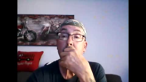 Snapshot of meathome3 chatting on May 31, 6:09 pm me at home online show from May 31, 6:09 pm