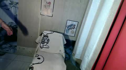 Snapshot of meaxox1 chatting on May 9, 9:25 am mea online show from May 9, 9:25 am