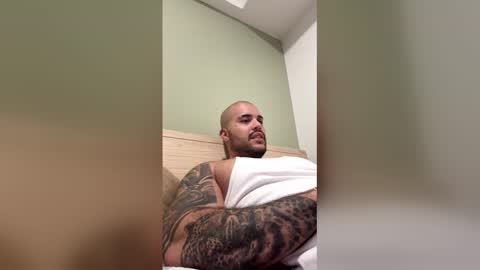 Snapshot of medellindrak chatting on February 22, 10:19 pm filippoae online show from February 22, 10:19 pm