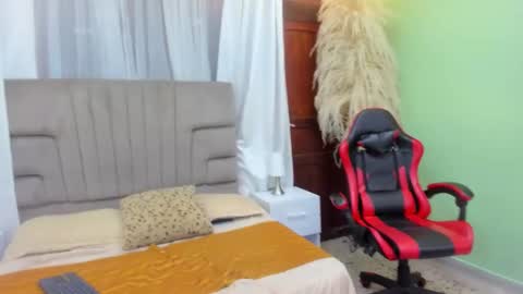 Snapshot of megan_angie chatting on February 17, 3:25 am Megan Angie online show from February 17, 3:25 am