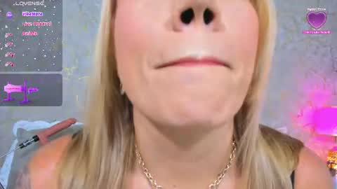 Snapshot of megan_clarck_ chatting on June 9, 10:54 pm Puedes llamarme angy online show from June 9, 10:54 pm