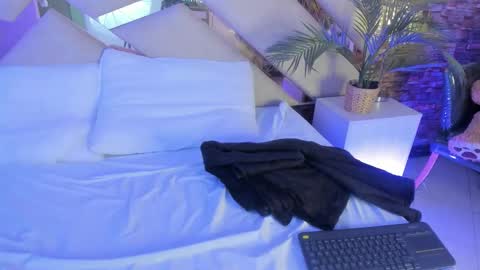     online show from January 7, 12:40 pm