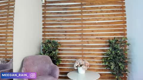 Snapshot of megan_raiin chatting on March 24, 8:41 am megan_raiin online show from March 24, 8:41 am