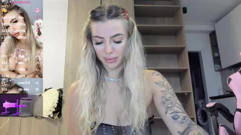 Snapshot of megan_ros_ chatting on October 4, 5:00 pm Megan online show from October 4, 5:00 pm