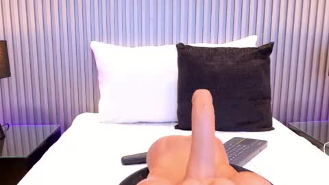 Snapshot of meganreed_ chatting on May 1, 10:47 pm Megan online show from May 1, 10:47 pm