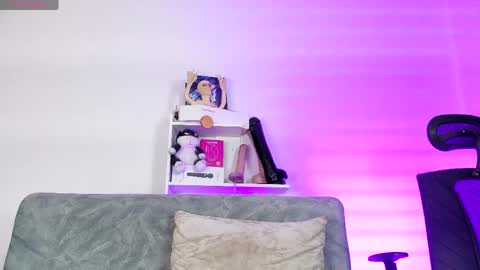 Snapshot of meganwolf1_ chatting on May 2, 8:25 pm Megan online show from May 2, 8:25 pm