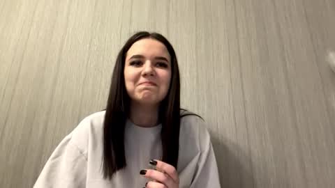 Mia online show from February 17, 11:40 am