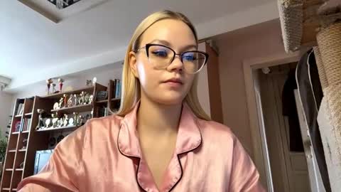 Mia online show from March 8, 9:02 am