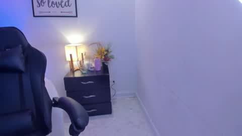 Snapshot of melan_owen chatting on June 3, 2:33 pm melan_owen online show from June 3, 2:33 pm