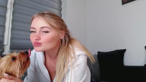 Snapshot of melani_a chatting on September 19, 11:33 am Melania online show from September 19, 11:33 am